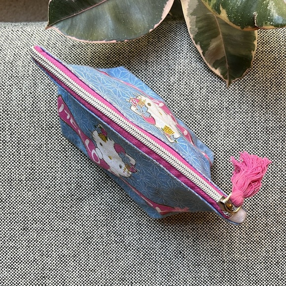 💕 Hello Kitty Plush Toy and Make up Bag! - Picture 12 of 17